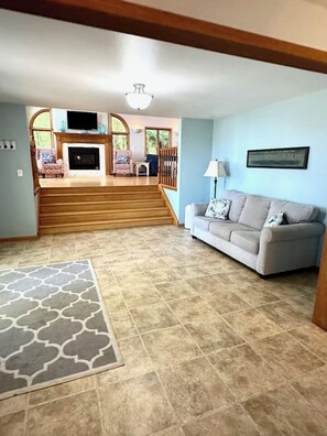 Smart-TV, Kamin, Tischfußball, Tischtennisplatte