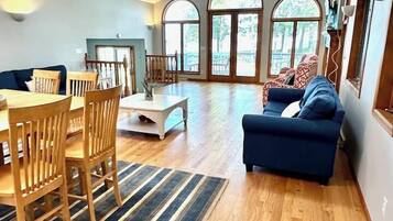 Smart-tv, eldstad, bordsfotboll och ett bordtennisbord