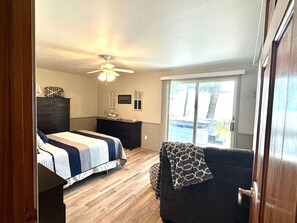 5 bedrooms, desk, iron/ironing board, travel crib