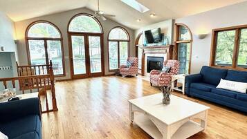 Una Smart TV, una chimenea, un futbolín, una mesa de tenis de mesa