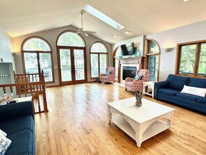 智能電視、壁爐、足球機、乒乓球設施