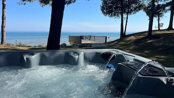Bañera de hidromasaje al aire libre