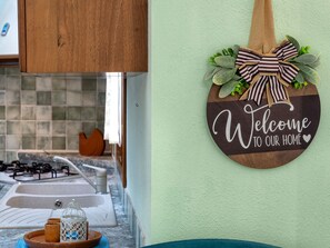 Geladeira, micro-ondas, fogão, lava-louças