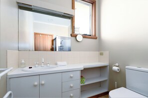 毛巾、肥皂、洗发水、卫生纸