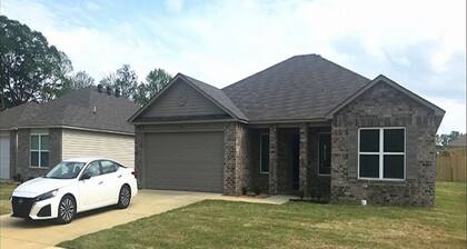 New 4-bedroom pet-friendly house with WiFi and AC in pleasant Cabot