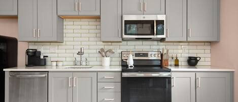 Réfrigérateur, micro-ondes, four, plaque de cuisson