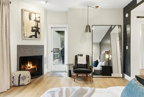 4 sovrum, skrivbord, strykjärn/strykbräda och resesäng