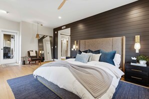 4 soverom, skrivebord, strykejern/-brett og reiseseng for barn