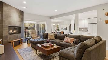Smart TV, fireplace