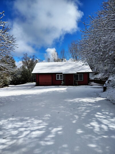 Charming 1-bedroom house in serene Yokuts Valley with WiFi, AC