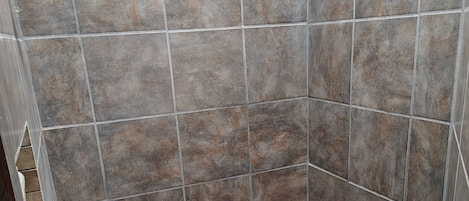 Secadora de cabello, toallas, jabón, shampoo