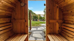 Un sauna en bois avec un sol carrelé en pierre et un banc en bois.