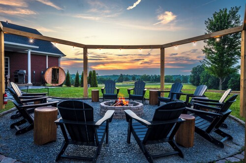 Ridgemont Reserve-100"TV-Pool Table-Hot Tub-Sauna-Games-Sleeps 18-Pets ok