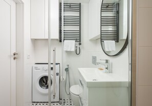 Shower, hair dryer, towels