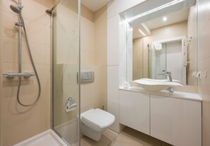 Shower, hair dryer, towels - Chocimska Urban Peace Apartment (Warszawa)