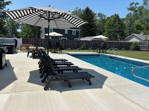 Una piscina al aire libre, una piscina climatizada