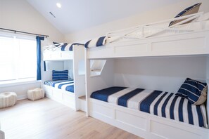 6 bedrooms, travel crib, WiFi, bed sheets