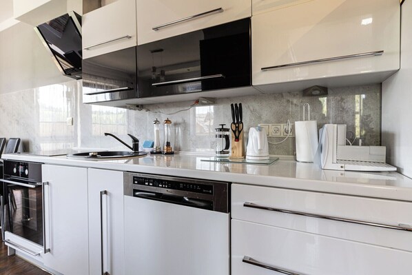 Fridge, oven, stovetop, dishwasher