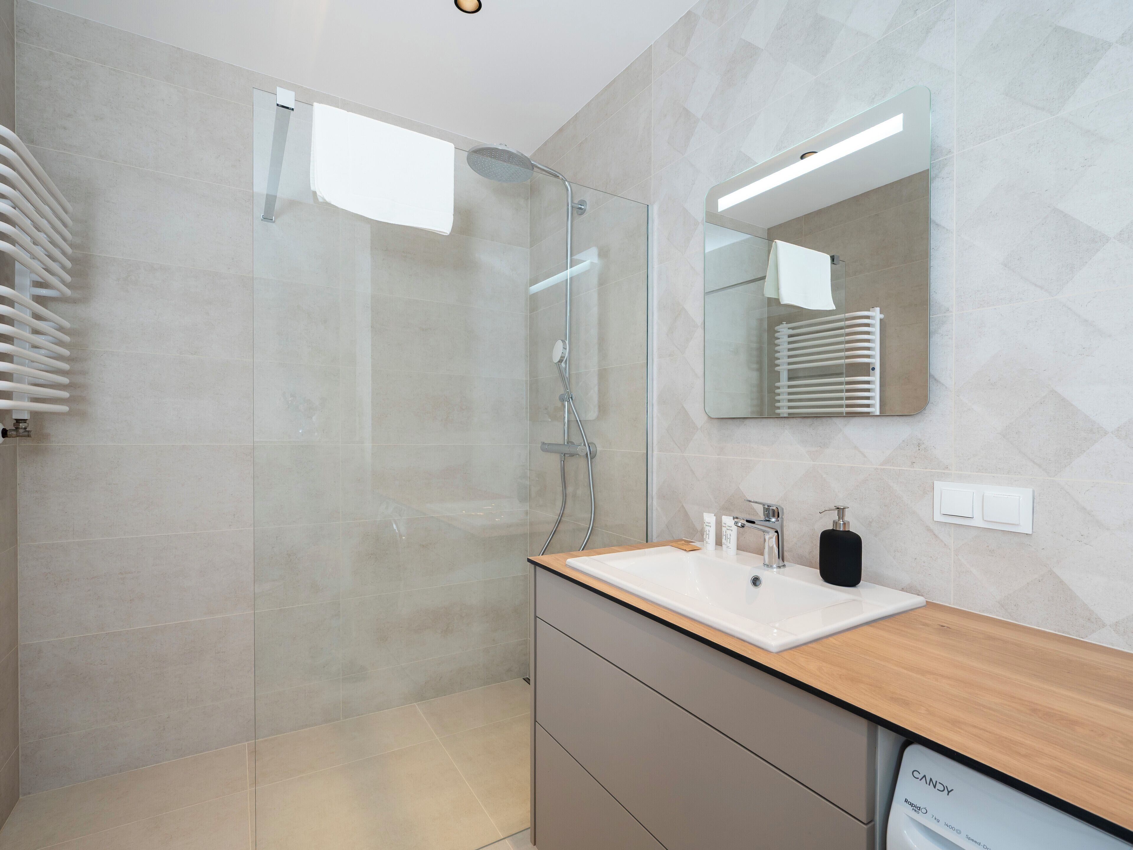 Shower, hair dryer, towels