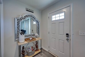 Interior - 4BR 2.5BA Family Retreat Sleeps 8 (Columbia)