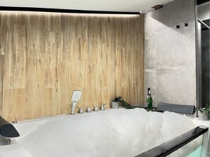 シャワー、ヘアドライヤー、タオル