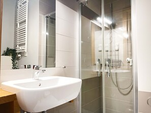 Dusche, Haartrockner, Handtücher, Toilettenpapier