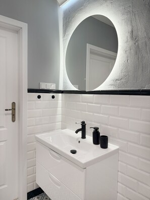Een douche, een haardroger, handdoeken