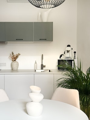 Refrigerador, microondas, lavavajillas y cafetera y tetera 