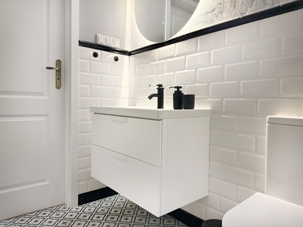 Een douche, een haardroger, handdoeken