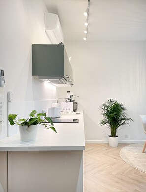 Refrigerador, microondas, lavavajillas y cafetera y tetera 