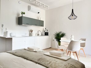 Tabla de planchar con plancha, wifi gratis y ropa de cama 