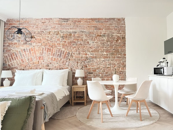 Tabla de planchar con plancha, wifi gratis y ropa de cama 