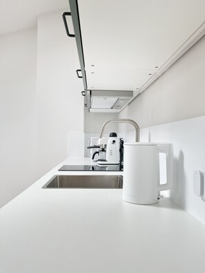 冷蔵庫、電子レンジ、食器洗い機、コーヒー / ティーメーカー