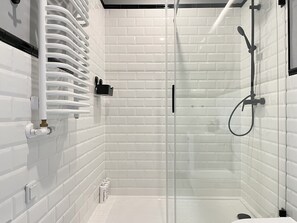 Dusche, Haartrockner, Handtücher, Seife
