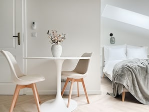 Silitysrauta/-lauta, ilmainen Wi-Fi, vuodevaatteet