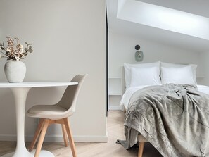 Tabla de planchar con plancha, wifi gratis y ropa de cama