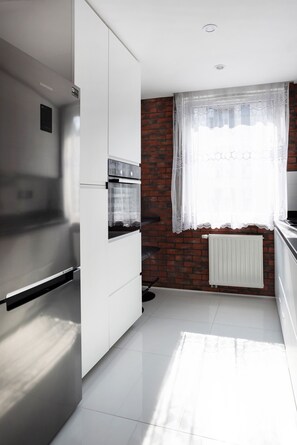 Kühlschrank, Mikrowelle, Ofen, Geschirrspüler