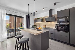 雪櫃、微波爐、焗爐、爐具