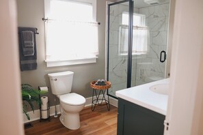 Dusche, Haartrockner, Handtücher, Seife
