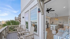 Eine Terrasse mit Stühlen und Blick auf den Ozean.