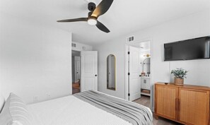 2 Schlafzimmer, Schreibtisch, Bügeleisen/Bügelbrett, Reisekinderbett