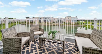 Spacious 4BR Warrenville Home- Rep 1