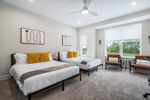 Familieleilighet, kjæledyr tillatt, utsikt mot innsjø | Skrivebord, skrivebord for bærbar PC og strykejern/-brett