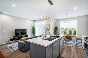 Apartamento familiar, Se admiten mascotas, vistas al lago | Cocina privada | Frigorífico, microondas, horno y placa de cocina