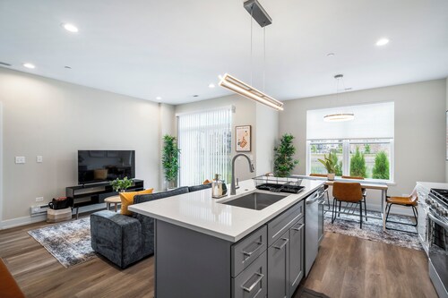 Spacious 4BR Warrenville Home- Rep 1