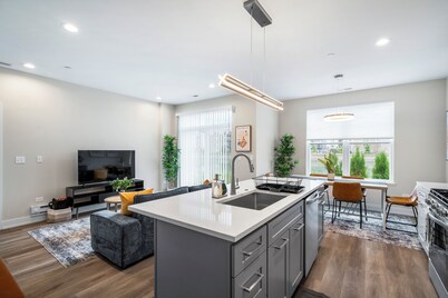 Spacious 4BR Warrenville Home- Rep 1