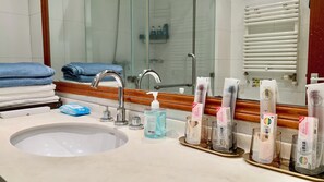 Een douche, een haardroger, handdoeken, zeep