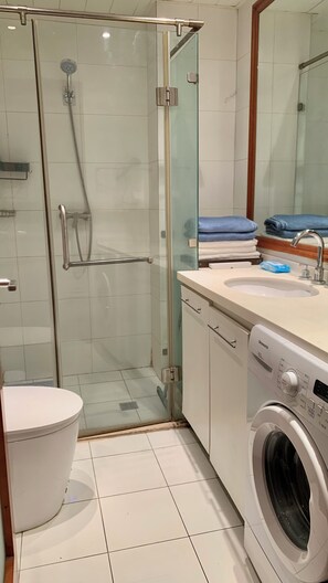 Douche, séchoir à cheveux, serviettes fournies, savon