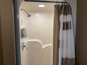 Douche, sèche-cheveux, serviettes fournies