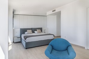 4 slaapkamers, een strijkplank/strijkijzer, reisbedje, internet